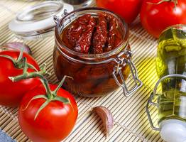 Итальянцы запасают на зиму по 10 банок, а мы всё ещё едим банальные соленья: пикантная закуска за 25 минут