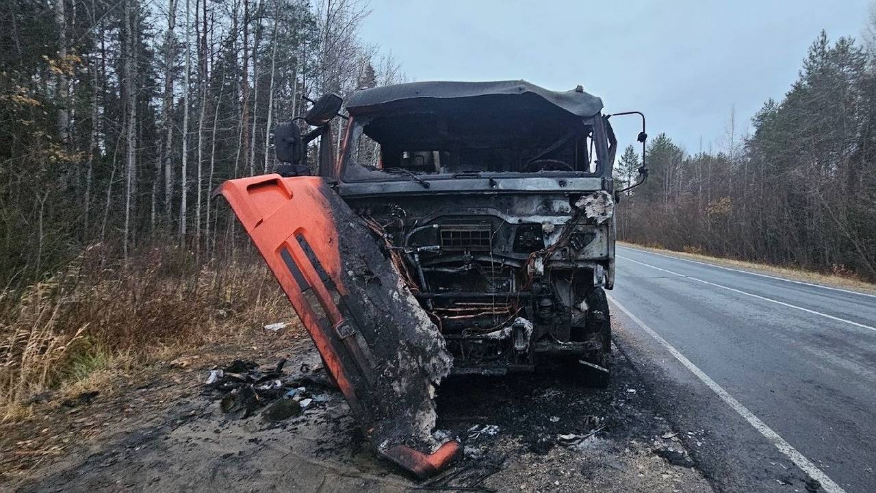 Главная картинка новости: На трассе под Сыктывкаром из-за технической неисправности вспыхнул КАМАЗ