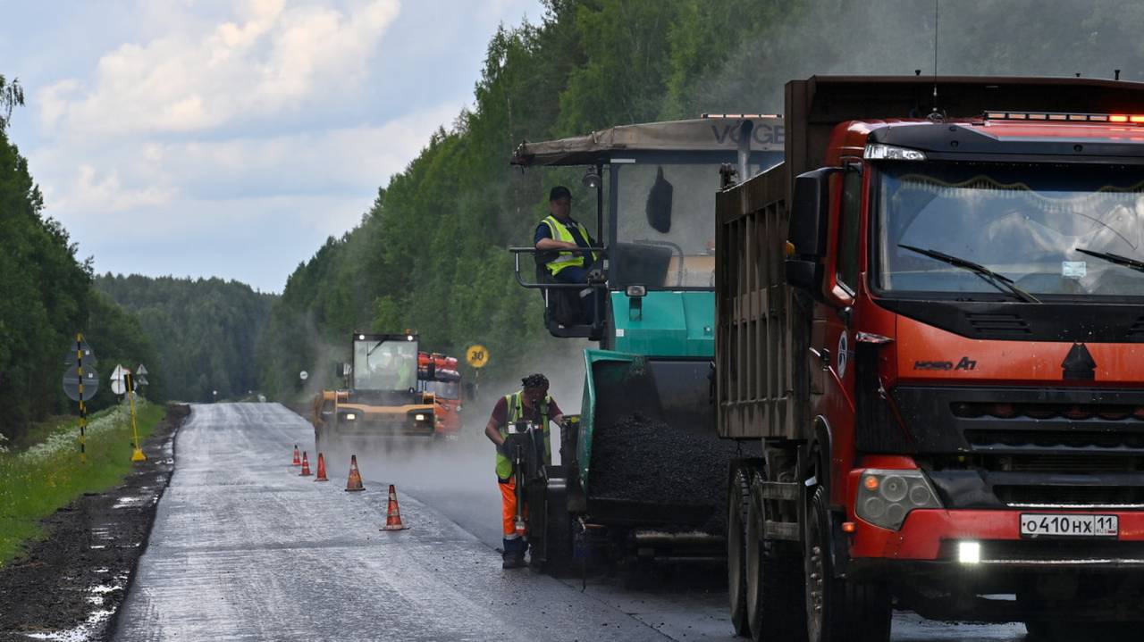 Главная картинка новости: Дорожники Коми ремонтируют 229 километров автомобильных трасс