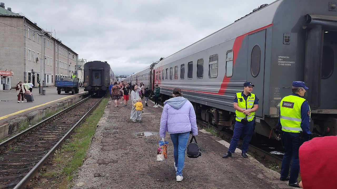 Главная картинка новости: Всегда работает: как я отвечаю, когда меня просят уступить нижнее место в поезде - маленькая хитрость опытных пассажиров РЖД