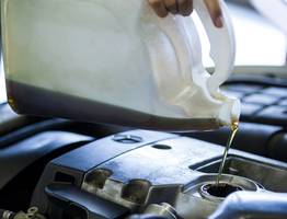 Знакомый автомеханик объяснил, как определить поддельное масло за несколько секунд