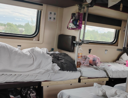 Выкупила нам с сыном полностью купе, а проводница посадила к нам трех вахтовиков - это что за новые правила от РЖД