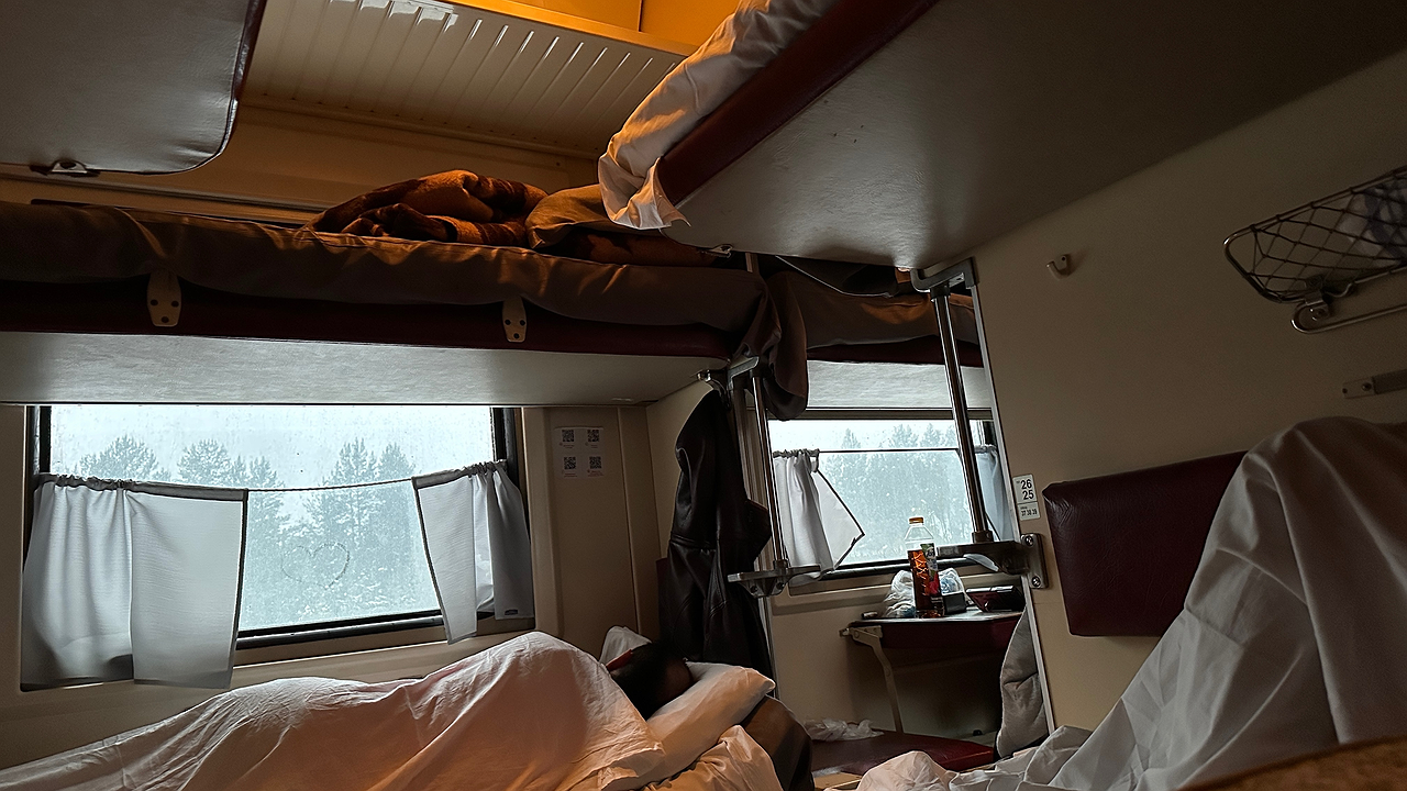 Главная картинка новости: «Возите с собой табуретку». Пассажиры с нижних полок разглядели лазейку в новых правилах и отказались уступать место