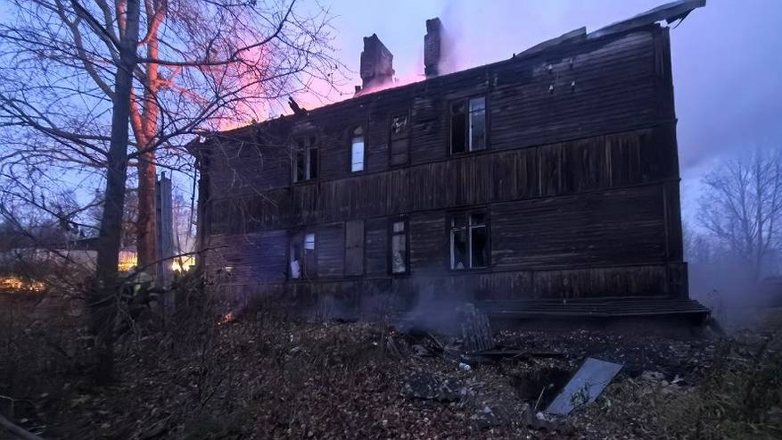 Главная картинка новости: Горячее воскресенье: в Коми спасатели эвакуировали 23 человека из многоэтажки в Эжве