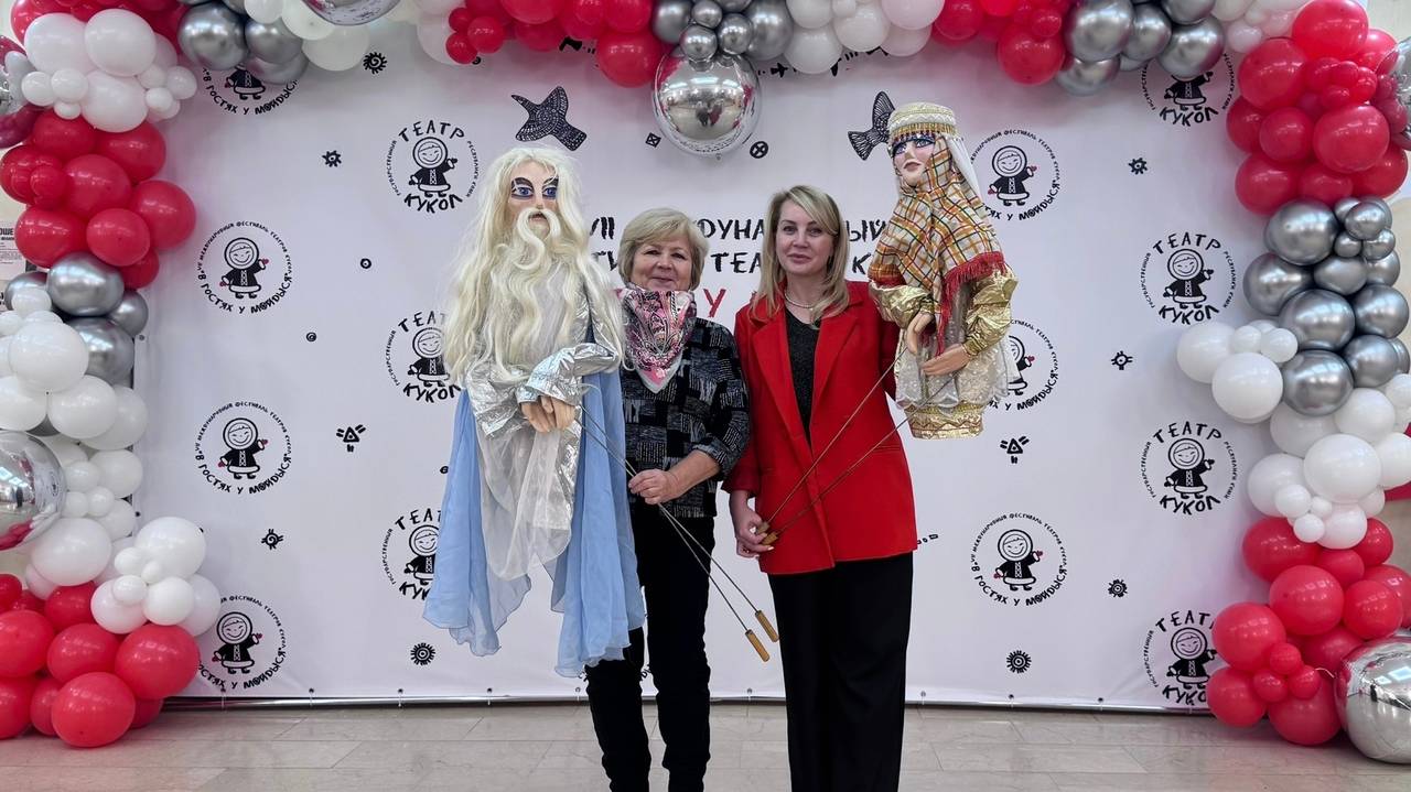 Главная картинка новости: От сцены к витрине: в Коми уникальные куклы из постановки "Земные боги" обрели новый дом