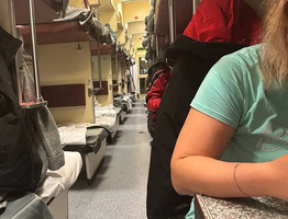 Купила нижнюю полку, ушла поесть, вернулась, а на моем месте уже спит пенсионер