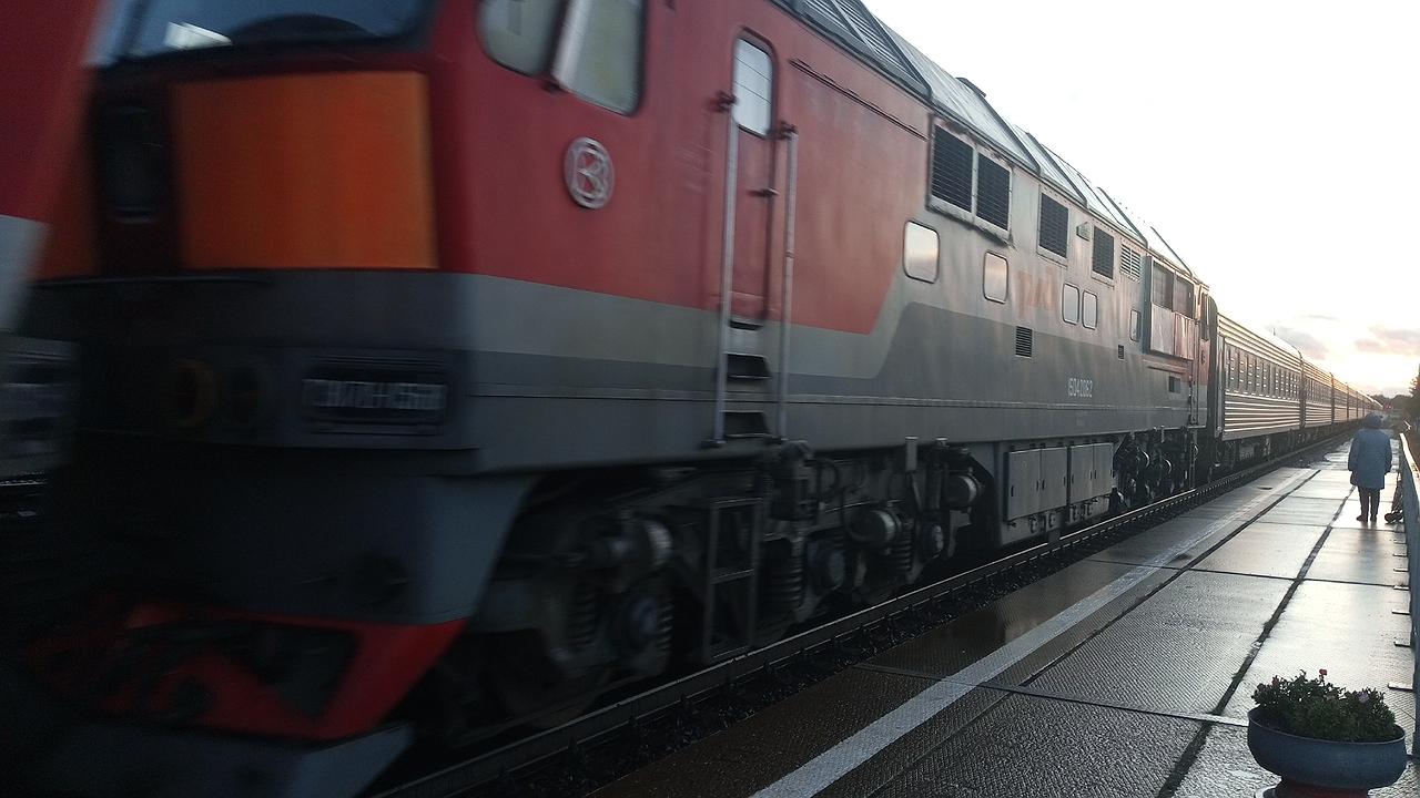 Главная картинка новости: Выкупила нам с сыном все купе, а проводница посадила к нам еще 3 вахтовиков - новые правила от РЖД