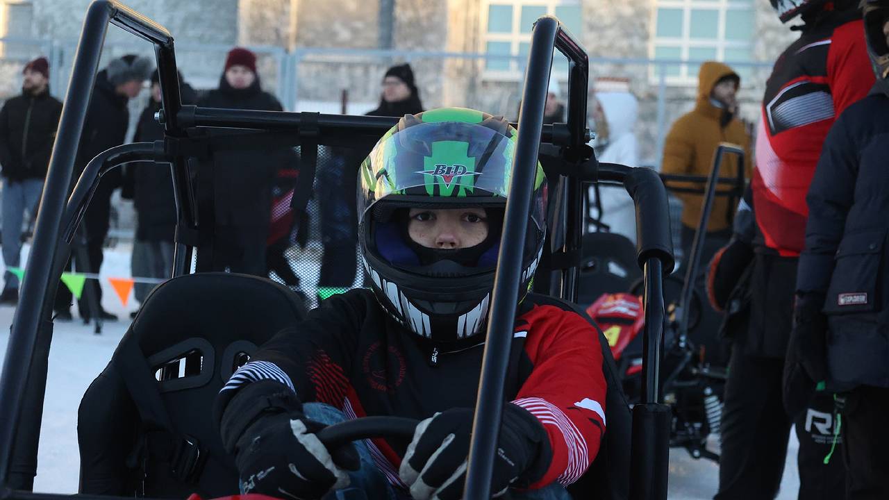 Главная картинка новости: В Заполярье Коми школьники осваивают багги на обновлённом картодроме