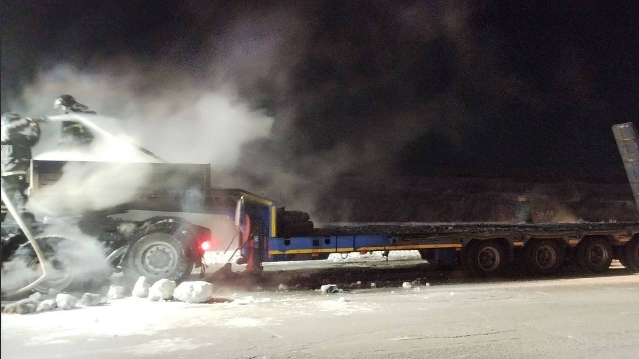 Главная картинка новости: В Воркуте на трассе загорелся грузовик: экипаж МЧС по Коми оперативно помог