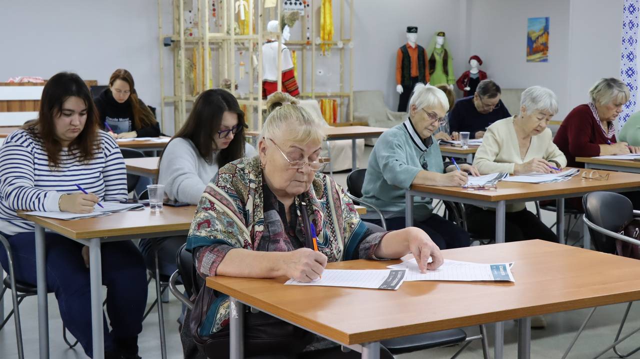 Главная картинка новости: Жители Коми проверили знания о культуре народов России в этнографическом диктанте