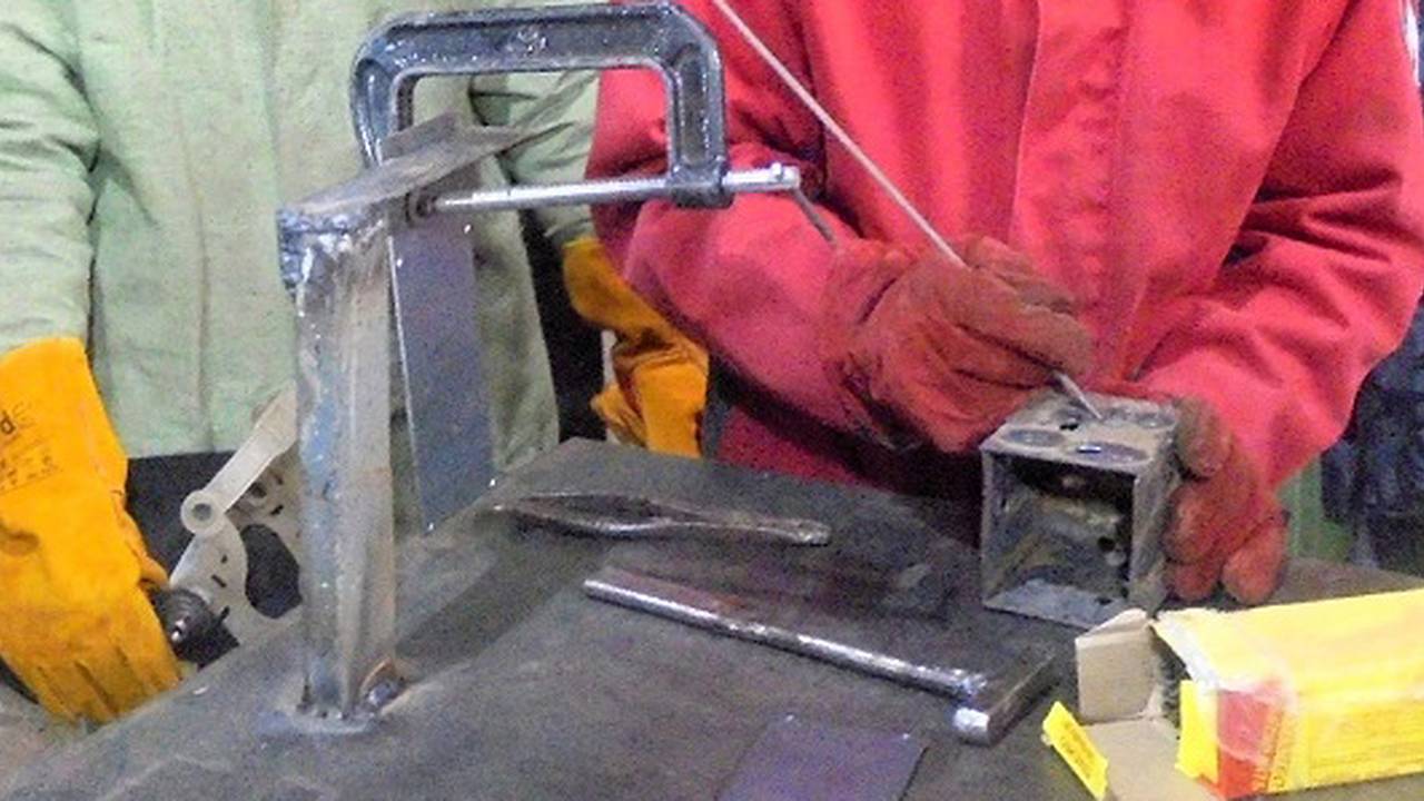 Главная картинка новости: Мастер-сварщик раскрыл секреты наплавки в ИК-25 Сыктывкара