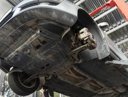 "Просверли осторожно отверстия, сверлом на 2-3 мм" - рассказал автомеханик - "в нижней части глушителя, и прослужит он тебе раза в два дольше"