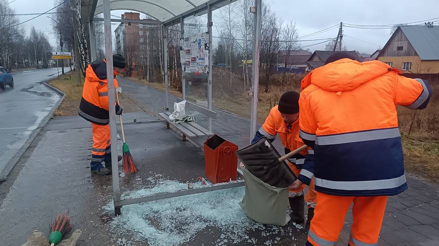 Главная картинка новости: В Сыктывкаре неизвестные вандалы повредили остановочный павильон "Скала"