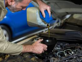 Автомеханик раскрыл, в чём скрытый смысл бесплатной замены масла на СТО и чем это может обернуться для автовладельца