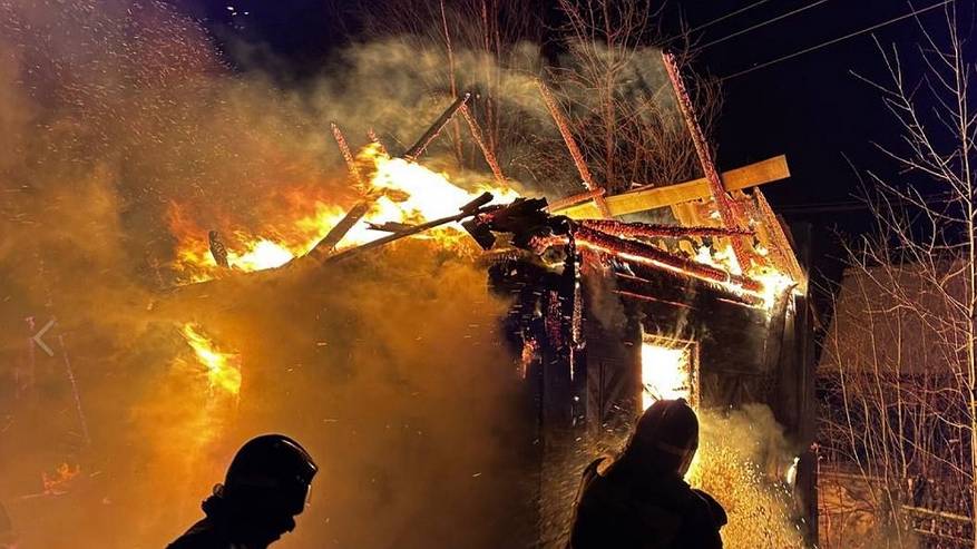 Главная картинка новости: В Коми 10 ноября огонь повредил бытовку и уничтожил дачу