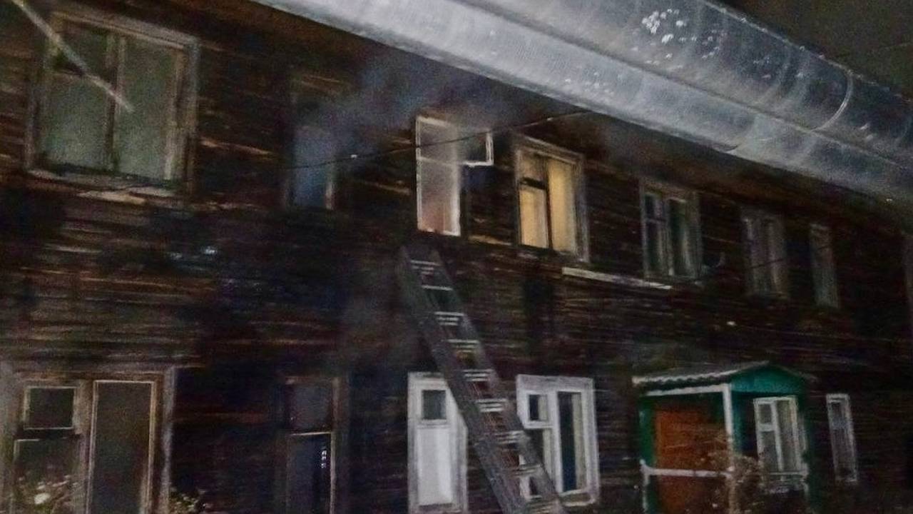 Главная картинка новости: Пожарные Коми спасли четырех человек при возгорании в селе Корткеросского района