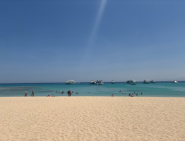 Этот курорт не просто так в народе называют русской Италией: идеально чистые пляжи и лазурное море за копейки