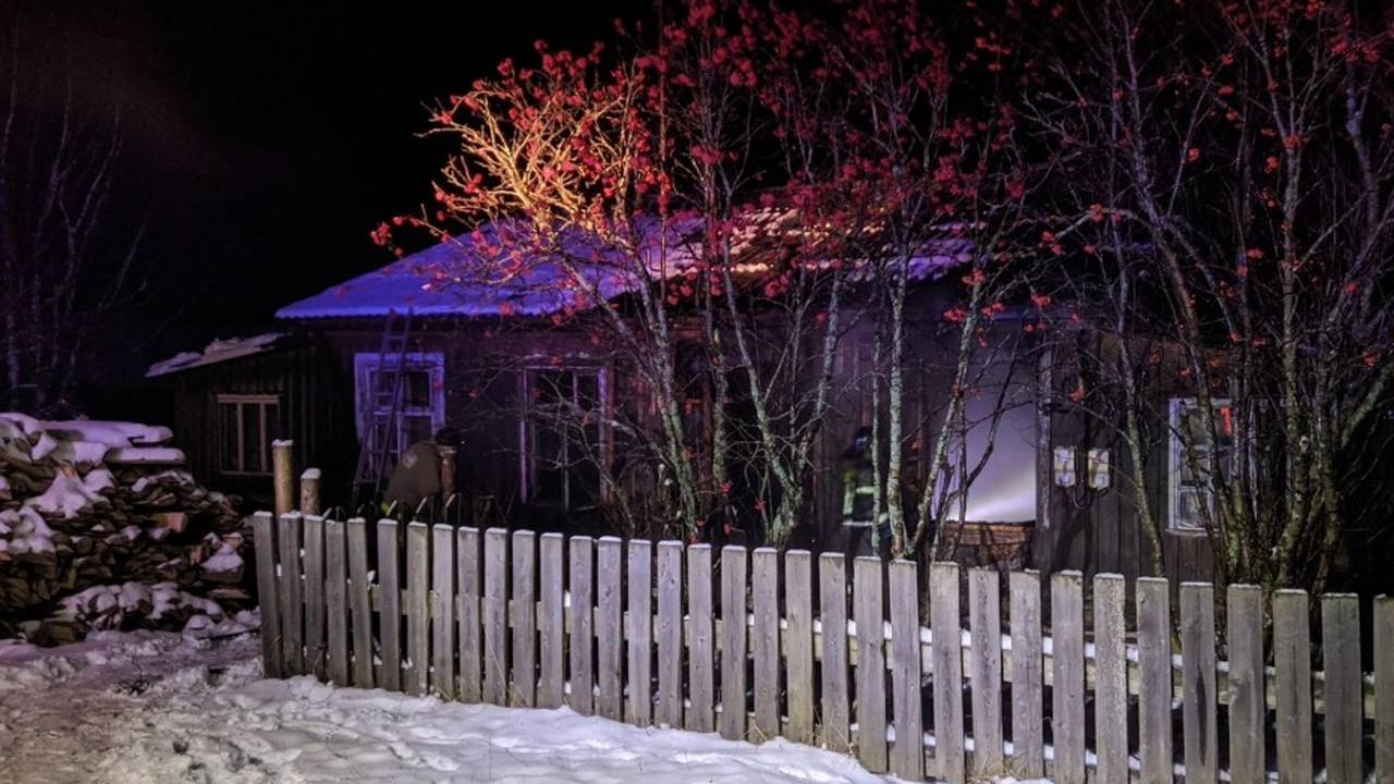 Главная картинка новости: В Коми пожар в жилом доме завершился гибелью человека