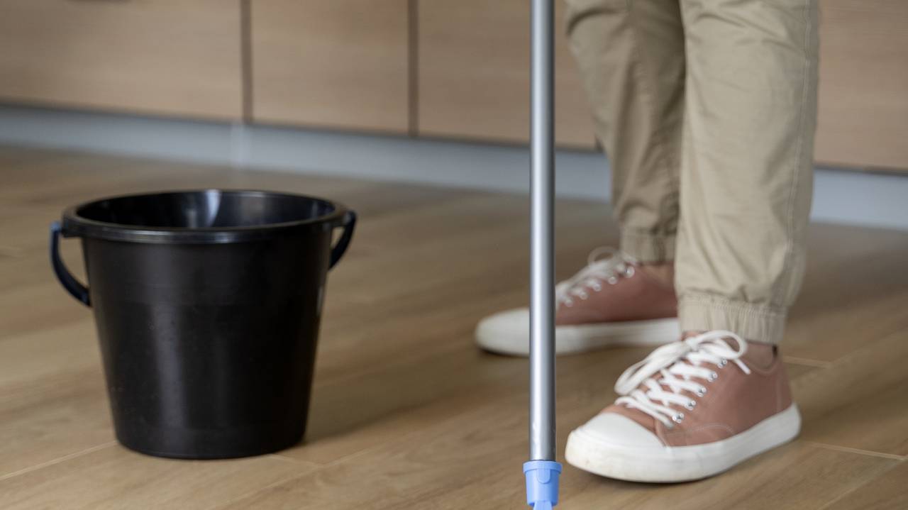 Главная картинка новости: Вымоете счастье и деньги из дома: ни в коем случае не мойте полы в эти дни