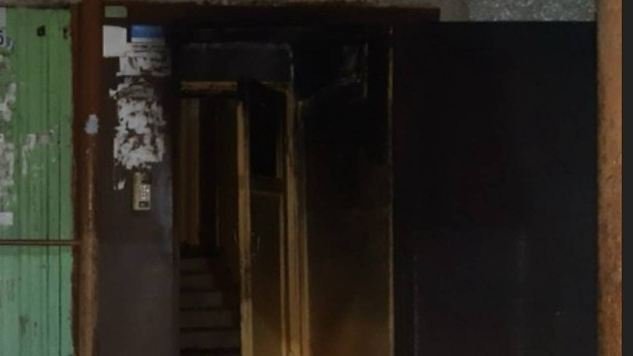 Главная картинка новости: В Коми пожарные спасли сыктывкарцев от возгорания в подъезде