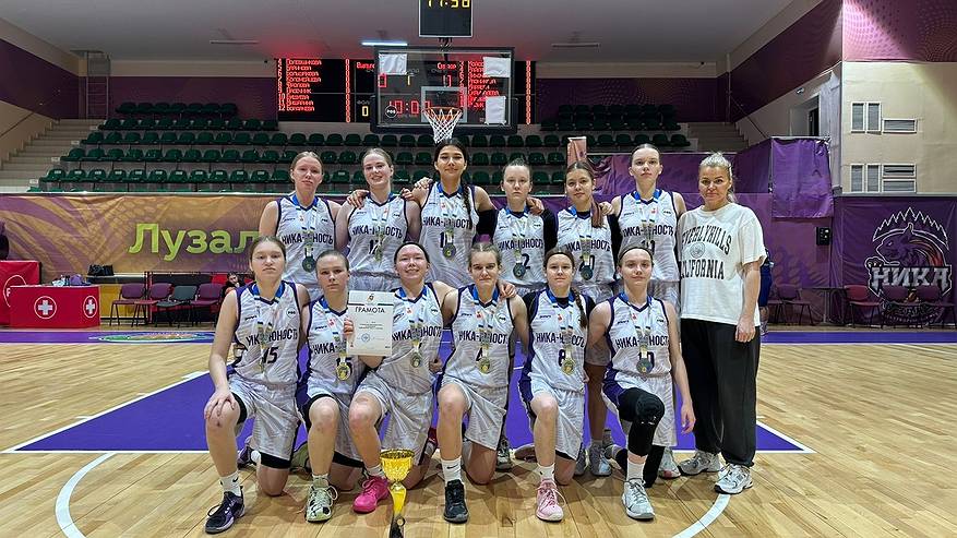 Главная картинка новости: Сыктывкарские баскетболистки "забросили в кольцо" золото региона