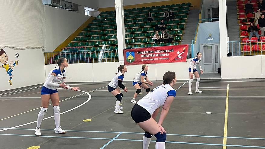 Главная картинка новости: В Сыктывкаре волейбольные баталии завершились триумфом Краснозатонского
