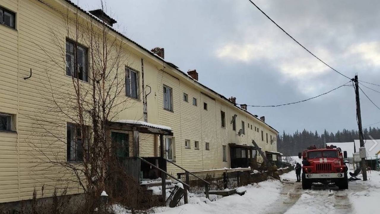 Главная картинка новости: В Коми пожары в жилом доме и торговом павильоне потребовали эвакуации 31 человека
