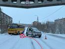 В Заполярье Коми автоледи на внедорожнике врезалась в школьный автобус