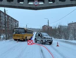 В Заполярье Коми автоледи на внедорожнике врезалась в школьный автобус
