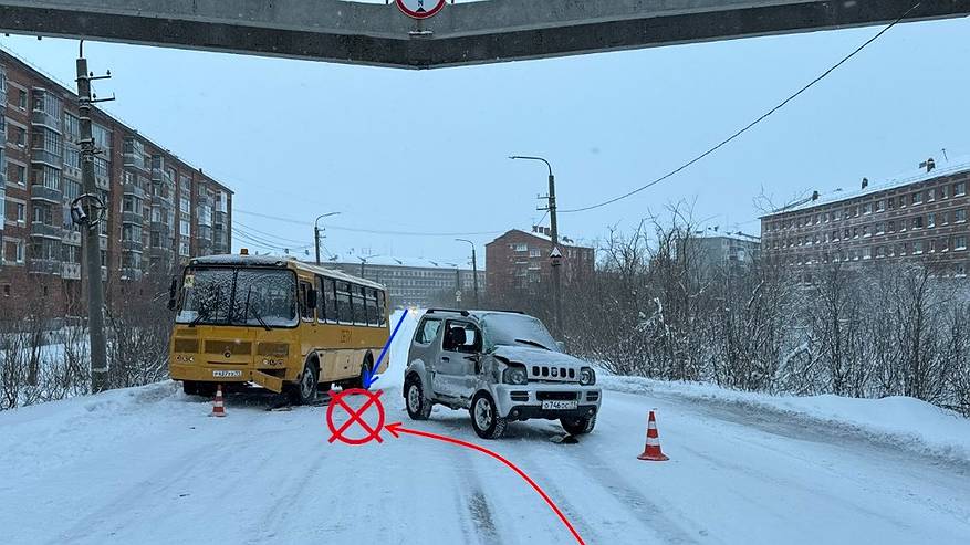 Главная картинка новости: В Заполярье Коми автоледи на внедорожнике врезалась в школьный автобус