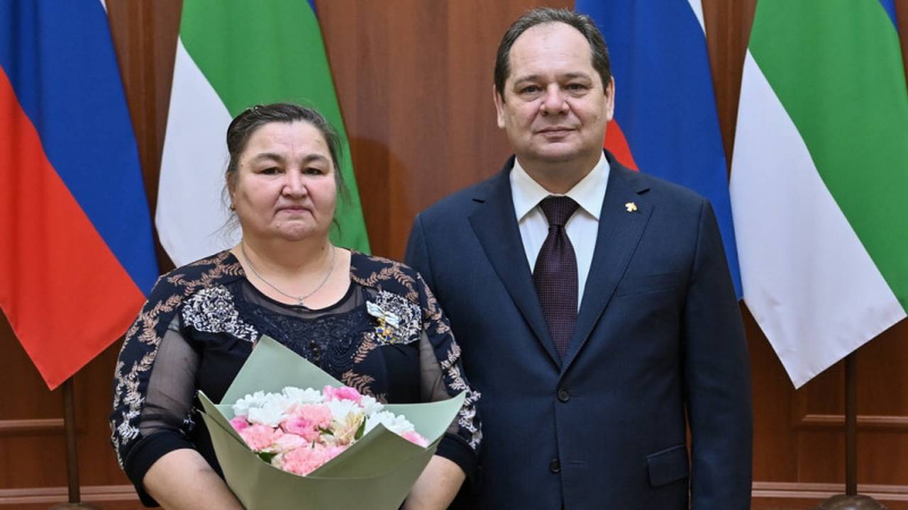 Главная картинка новости: Глава Коми вручил награду «Родительская слава» сыктывкарке, воспитывающей 9 детей