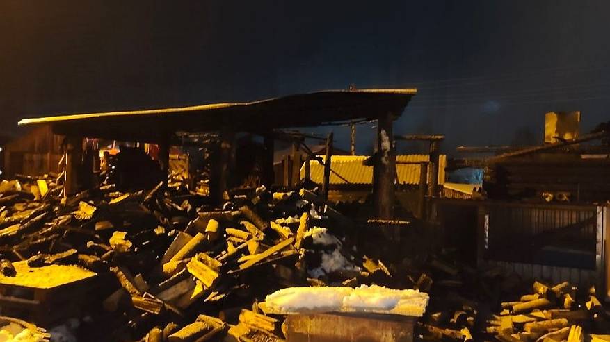 Главная картинка новости: Спасатели Коми ликвидировали пожар в хозпостройках в селе Носим