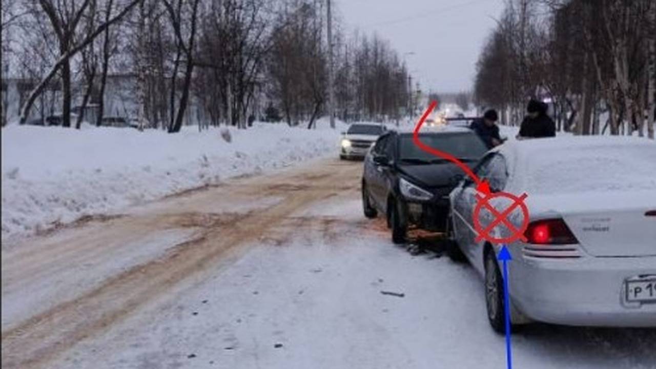 Главная картинка новости: За утро понедельника в городах Коми случились три дорожные аварии с пострадавшими