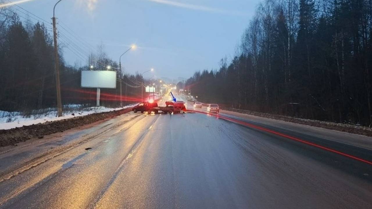 Главная картинка новости: В столице Коми в аварии пострадала беременная женщина