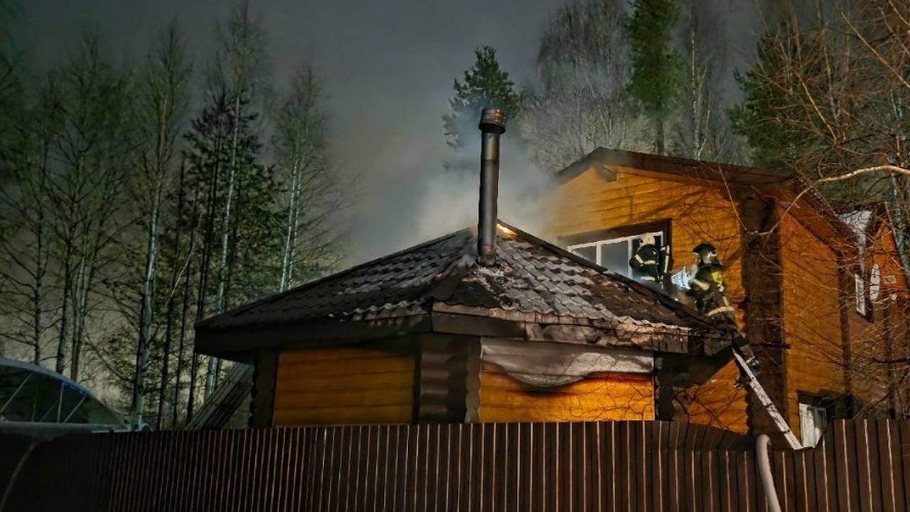 Главная картинка новости: В Коми в четырех пожарах эвакуировали более 90 человек в Ухте, Жешарте, Воркуте и Сыктывкаре