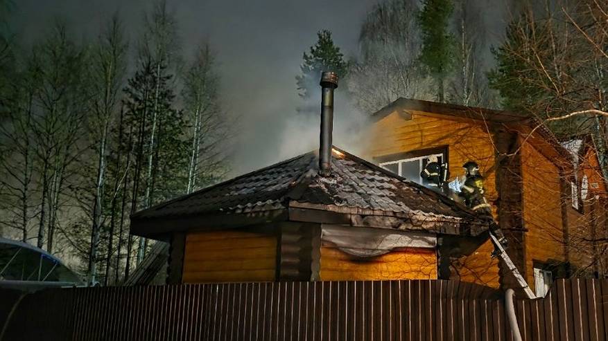 Главная картинка новости: В Коми в четырех пожарах эвакуировали более 90 человек в Ухте, Жешарте, Воркуте и Сыктывкаре