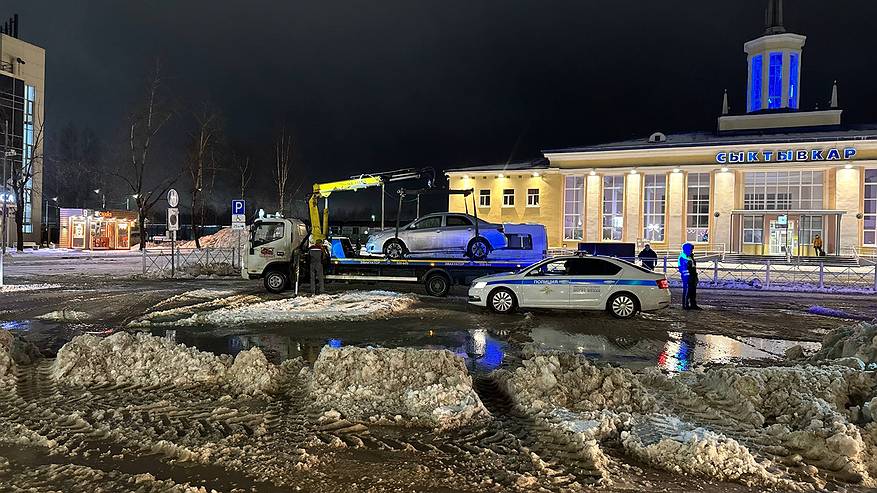 Главная картинка новости: В Сыктывкаре от вокзала эвакуировали машины, блокировавшие проезд снегоочистителей