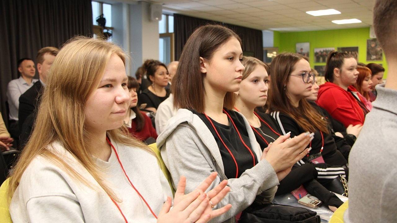 Главная картинка новости: В Сыктывкаре слёт объединил выпускников детских домов и их наставников