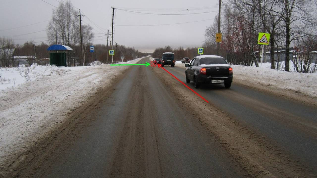 Главная картинка новости: В Коми на трассе под Ухтой Mitsubishi Pajero Sport сбил девушку на "зебре"