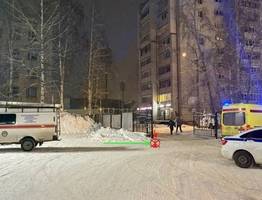 В Сыктывкаре на парковке у ТРЦ под колеса Nissan попала 21-летняя девушка