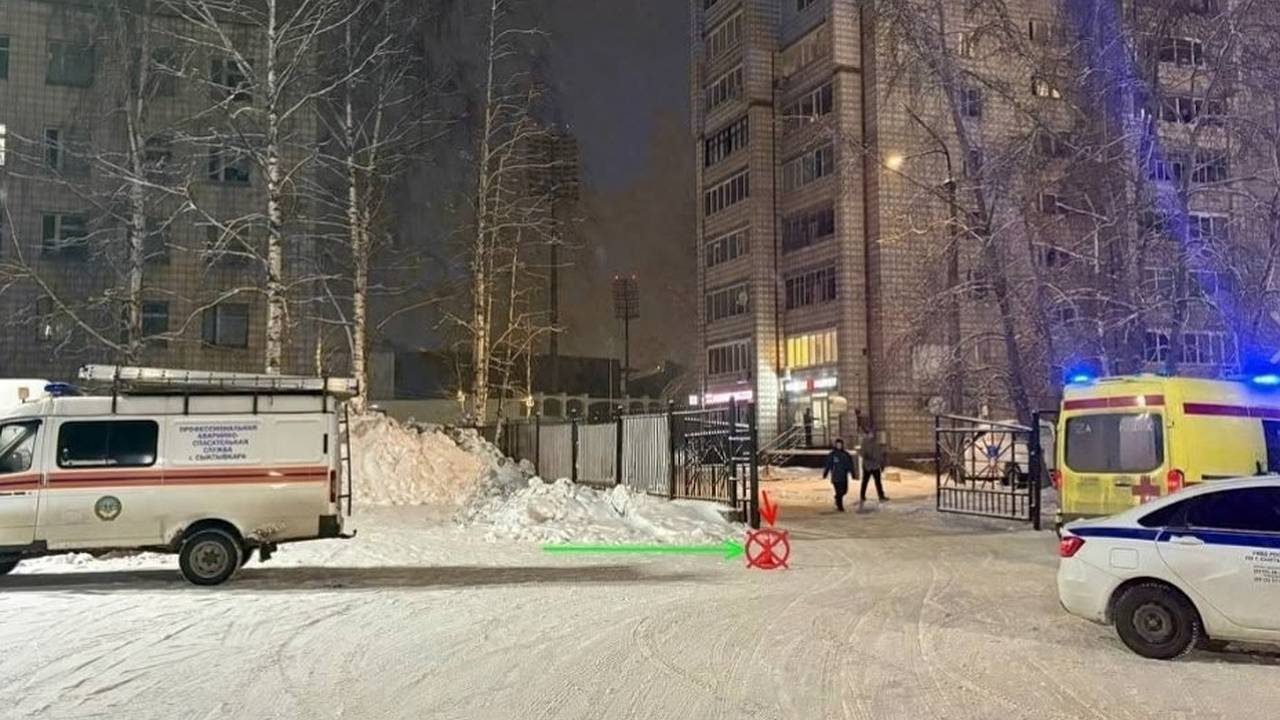 Главная картинка новости: В Сыктывкаре на парковке у ТРЦ под колеса Nissan попала 21-летняя девушка