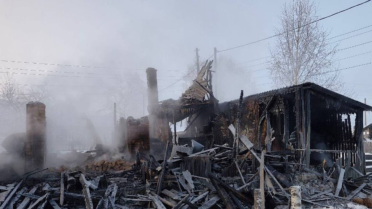 Главная картинка новости: 5 пожаров, 60 эвакуированных, 2 погибших: МЧС по Коми подвело итоги напряженного понедельника