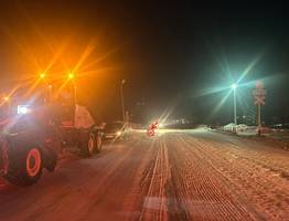 Грейдер столкнулся с преградой на железнодорожном переезде в Коми
