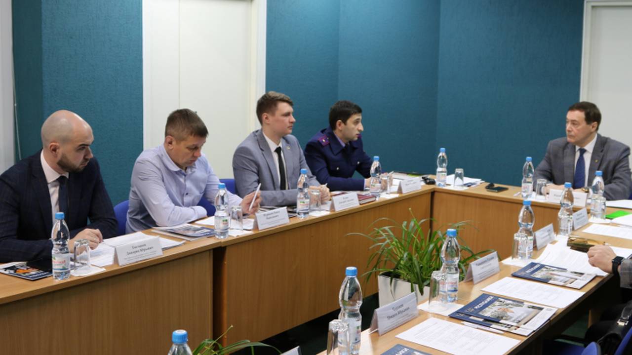 Главная картинка новости: 24 дела, средняя взятка в миллион рублей: в Коми обсудили коррупционные риски и их преодоление