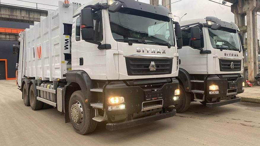 Главная картинка новости: В Коми прибыли новые мусоровозы для суровых условий Севера