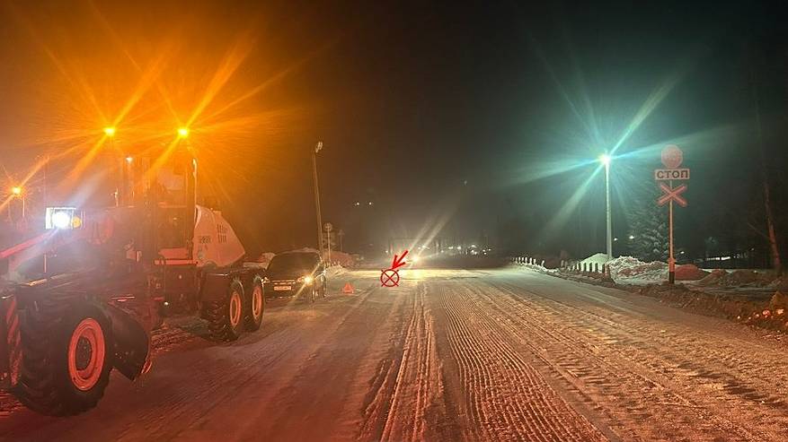Главная картинка новости: Грейдер столкнулся с преградой на железнодорожном переезде в Коми