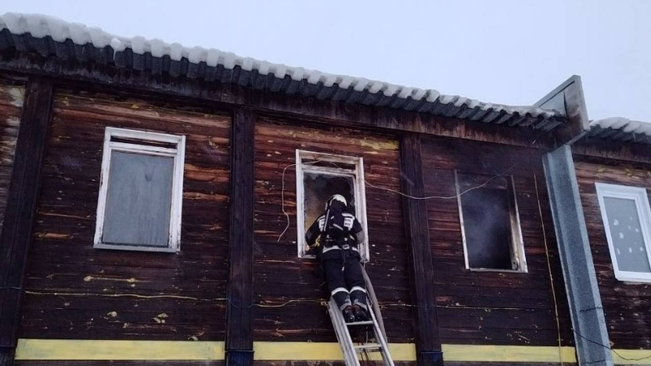 Главная картинка новости: В Коми после суточного перерыва произошли два пожара, один унес жизнь человека