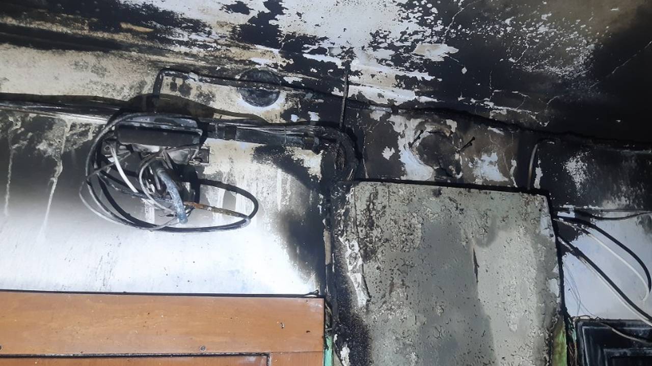 Главная картинка новости: На Октябрьском в Сыктывкаре пожарные спасли семь человек из горящего подъезда