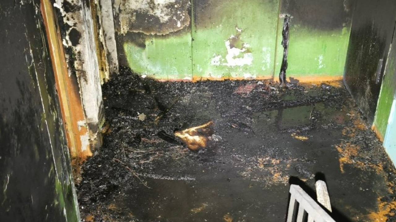 Главная картинка новости: В Заполярье Коми произошли два пожара в жилых домах, спасли десятки человек