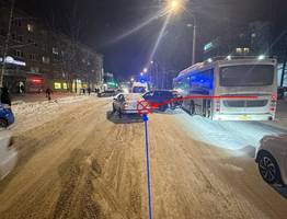 В Сыктывкаре столкнулись Suzuki и Volkswagen: водитель первой машины не уступил дорогу